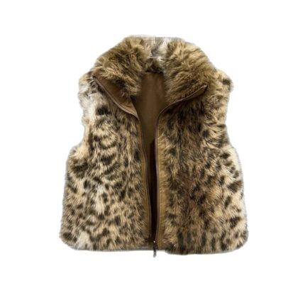 Wear leopard print fur vest on both sides